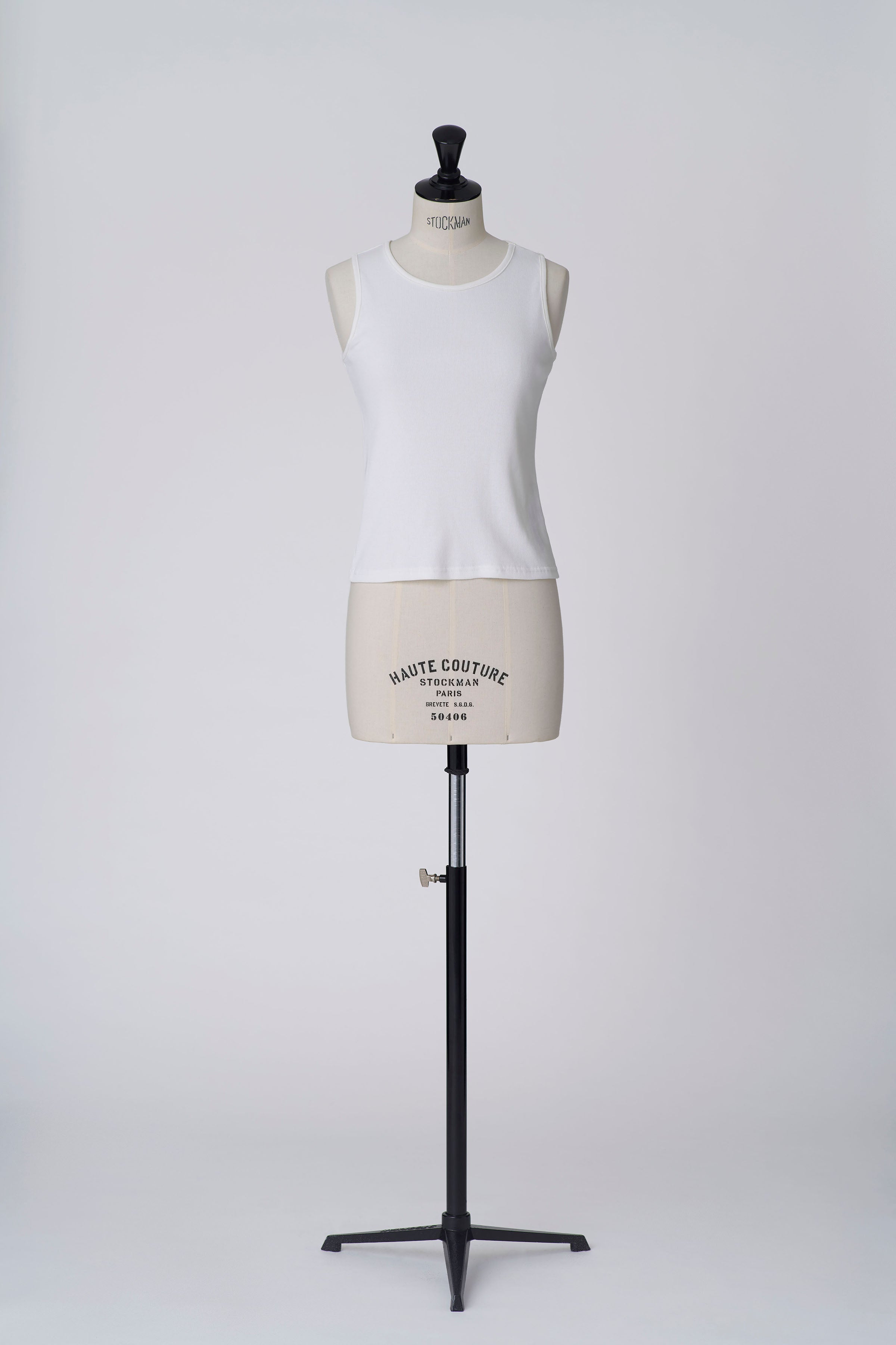 Back slit tank-top