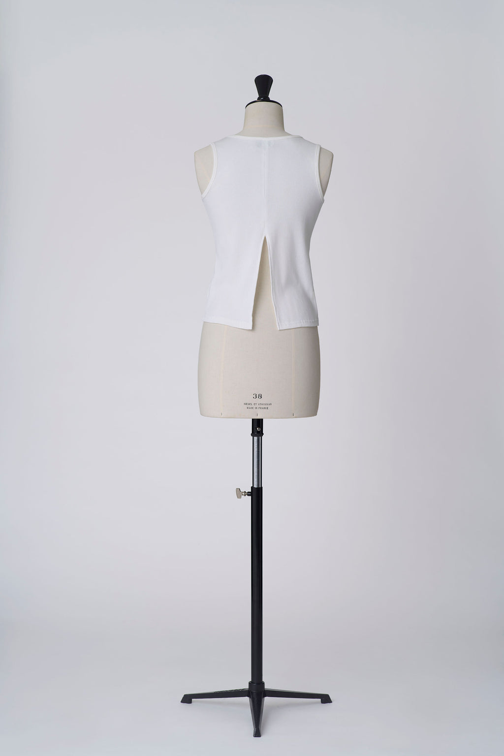 Back slit tank-top
