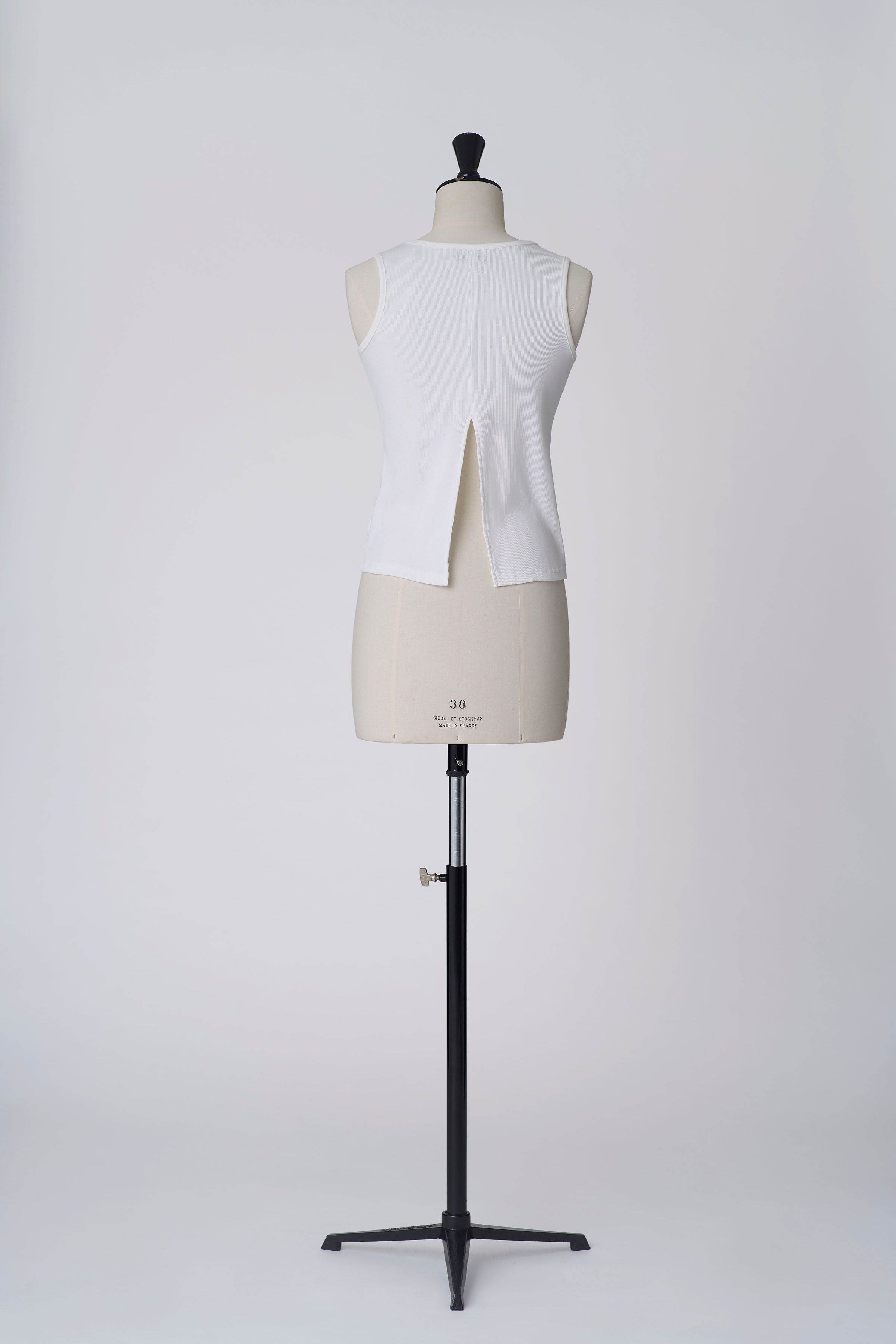 Back slit tank-top