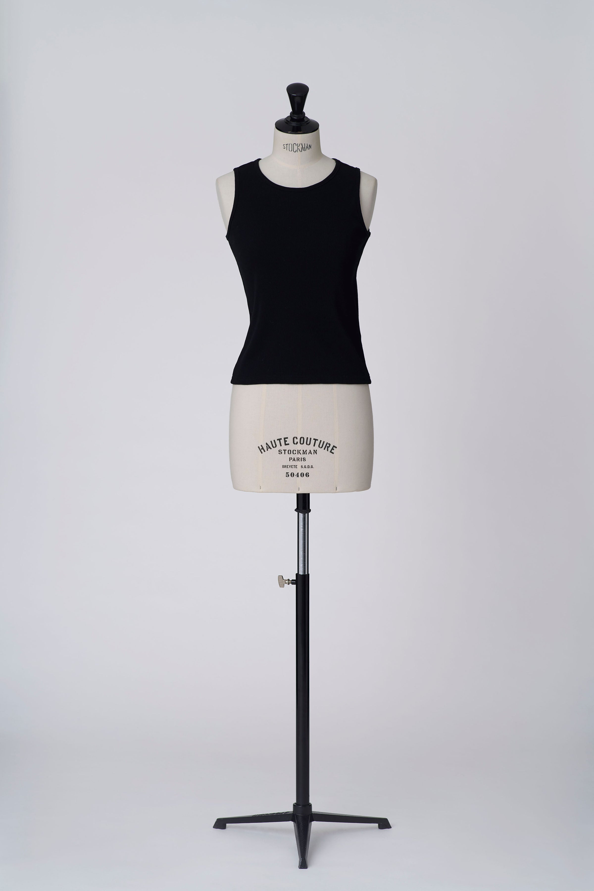 Back slit tank-top