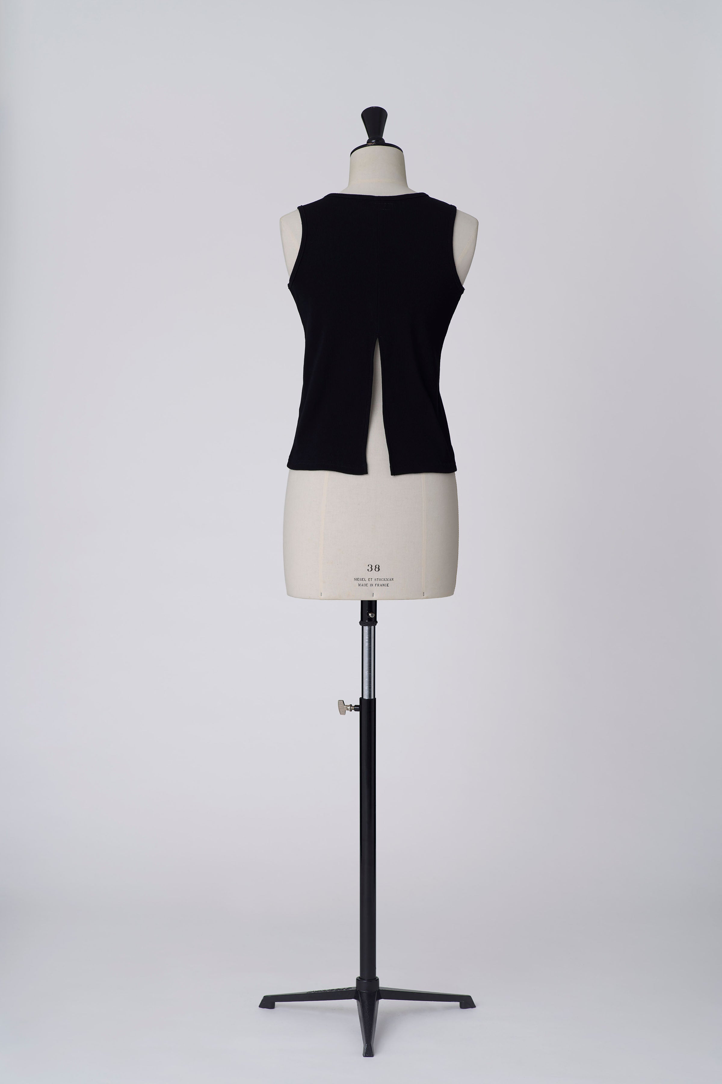 Back slit tank-top